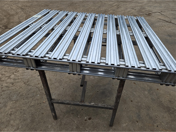 Galvanized_steel_pallets.jpg